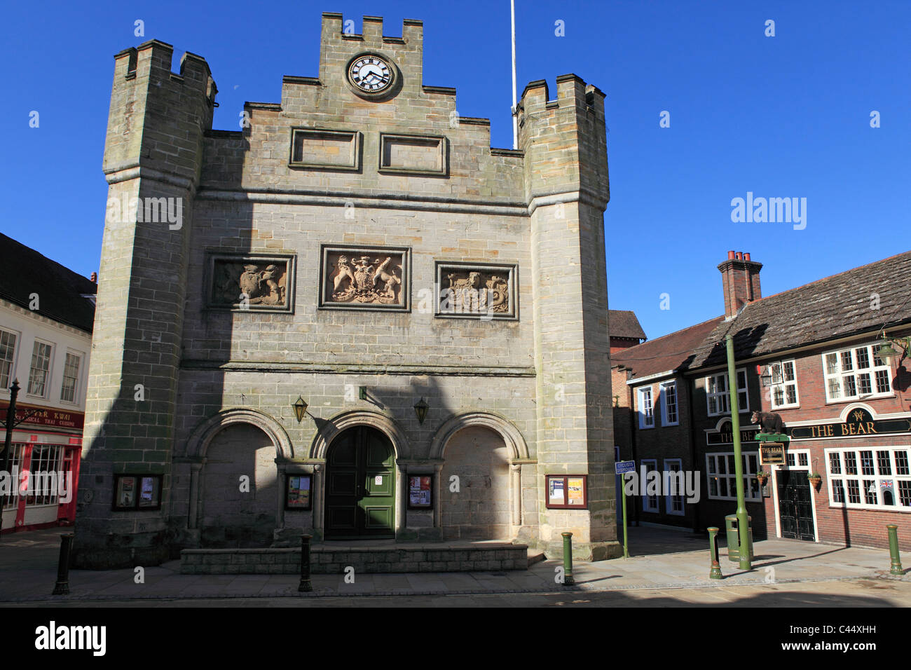Das Rathaus auf dem Marktplatz in Horsham, West Sussex, England. Stockfoto