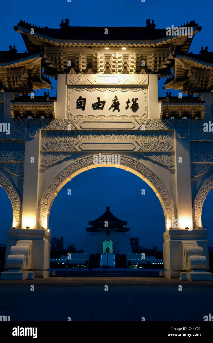 Asien, Taiwan, Taipei, RoC, China, Stadt, Hauptstadt, Chiang Kai-Shek Memorial Hall, Dämmerung, Abend, Nacht, Wahrzeichen, Kuomintang, bei Stockfoto