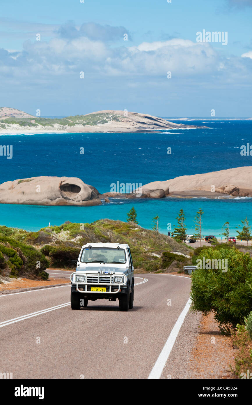 Autofahren auf Great Ocean Drive mit Twilight Bucht im Hintergrund. Esperance, Western Australia, Australien Stockfoto