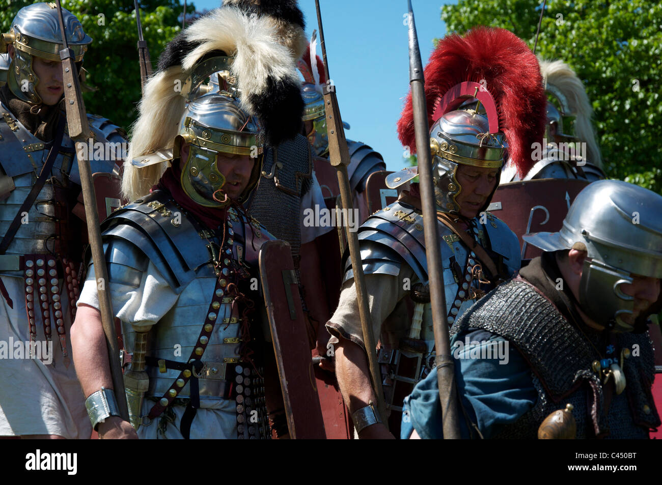 Römische Soldaten der Leg ii avg Historische Re-enactment-Gruppe auf einem Display in Maumbury Rings, Dorchester, Dorset, England, Vereinigtes Königreich. Stockfoto