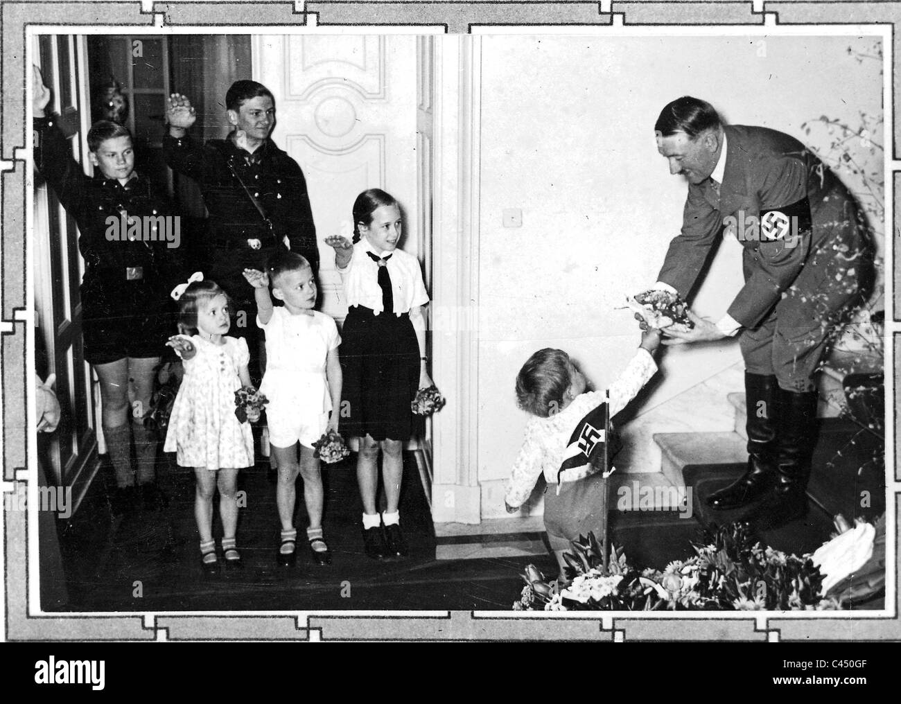 Kinder gratulieren Adolf Hitler anlässlich seines 50. Geburtstages, 1939 Stockfoto