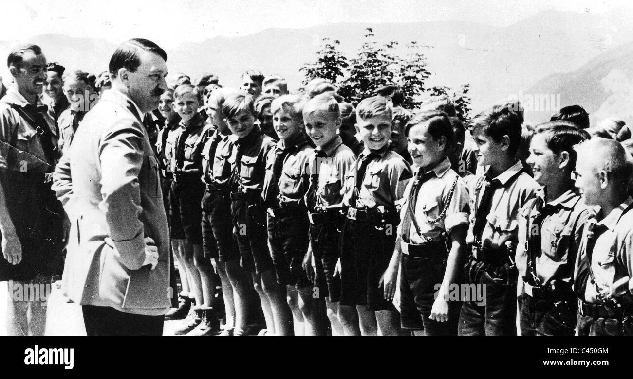 Adolf Hitler mit deutschen Jugendlichen am Obersalzberg, 1934 Stockfoto