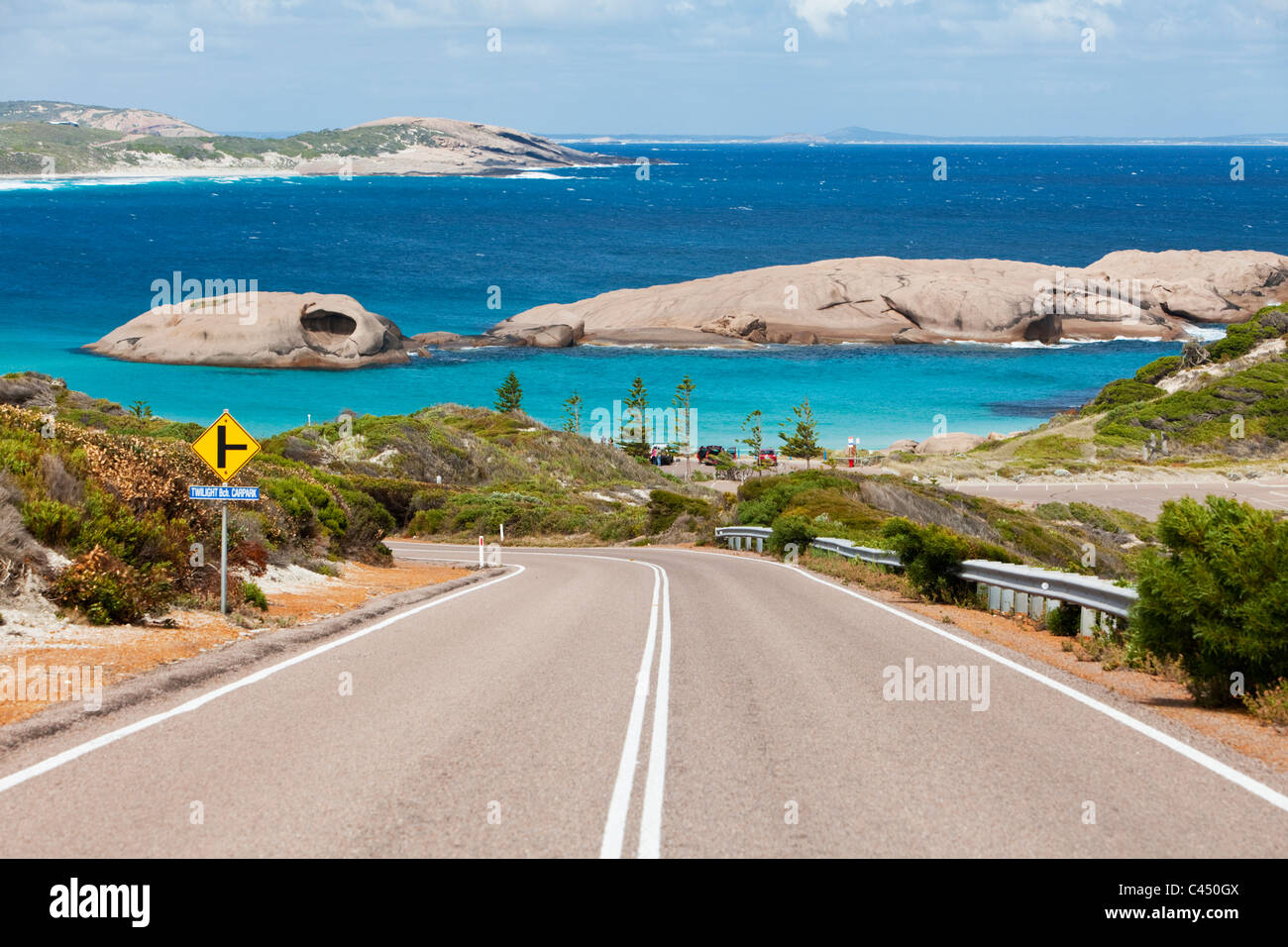 Straße Twilight Bucht hinunter. Die Straße ist Teil des Great Ocean Drive - eine 38 Kilometer lange landschaftlich reizvolle Fahrt entlang der Küste in der Nähe Stockfoto