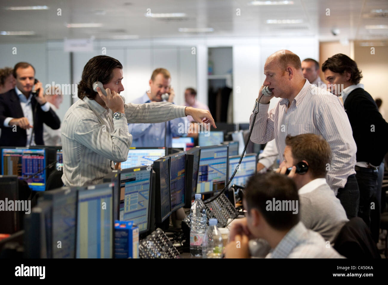 BGC Voice + elektronische Brokerage Unternehmen Börsenparkett, wo Händler auf Preise, City of London, UK konkurrieren Stockfoto