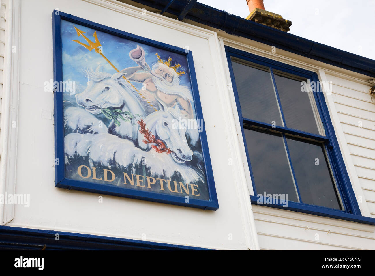 Das Zeichen auf den alten Neptun Public House auf Whitstable Strandpromenade, Kent, England. Stockfoto