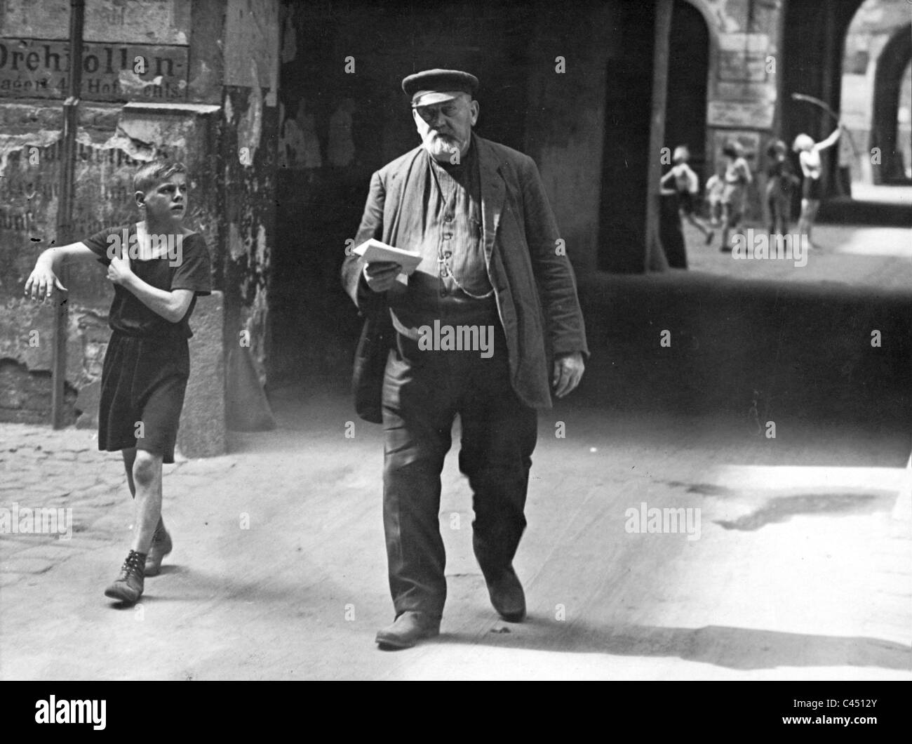 Concierge und junge in "Meyers Hof" in Berlin, 1930 Stockfoto