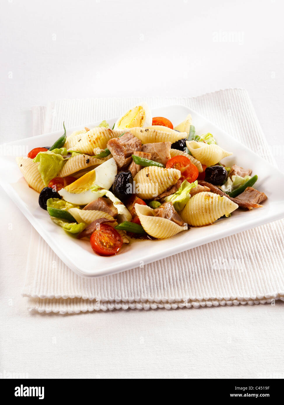 Teller mit Nudeln Thunfischsalat, Nahaufnahme Stockfoto