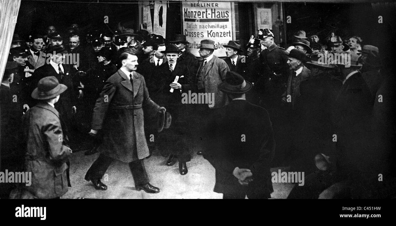 Adolf Hitler nach einer Veranstaltung in Berlin, 1927 Stockfoto