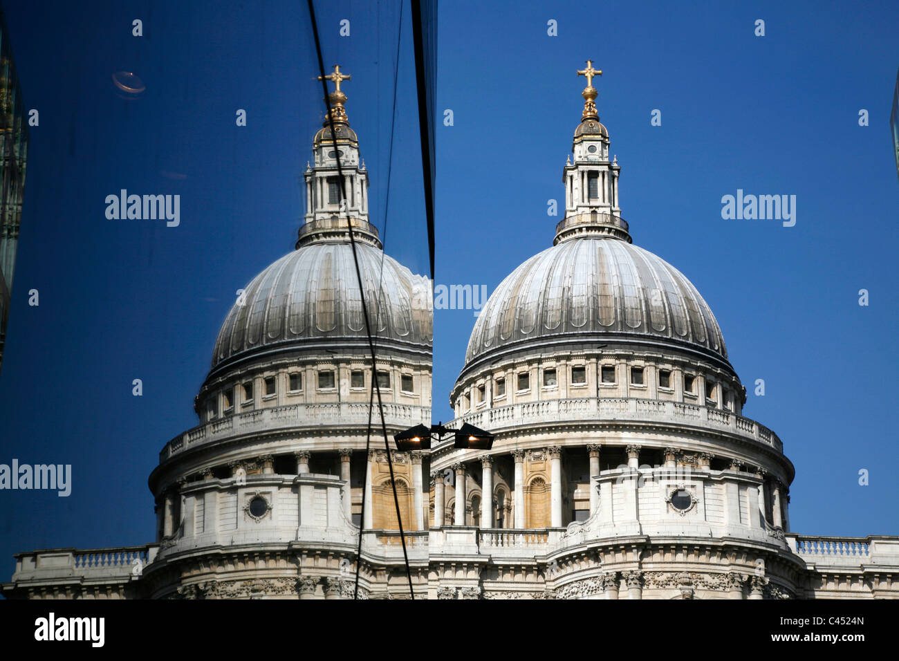 St. Pauls Cathedral spiegelt sich in der Glasfassade des One New Change, City of London, UK Stockfoto