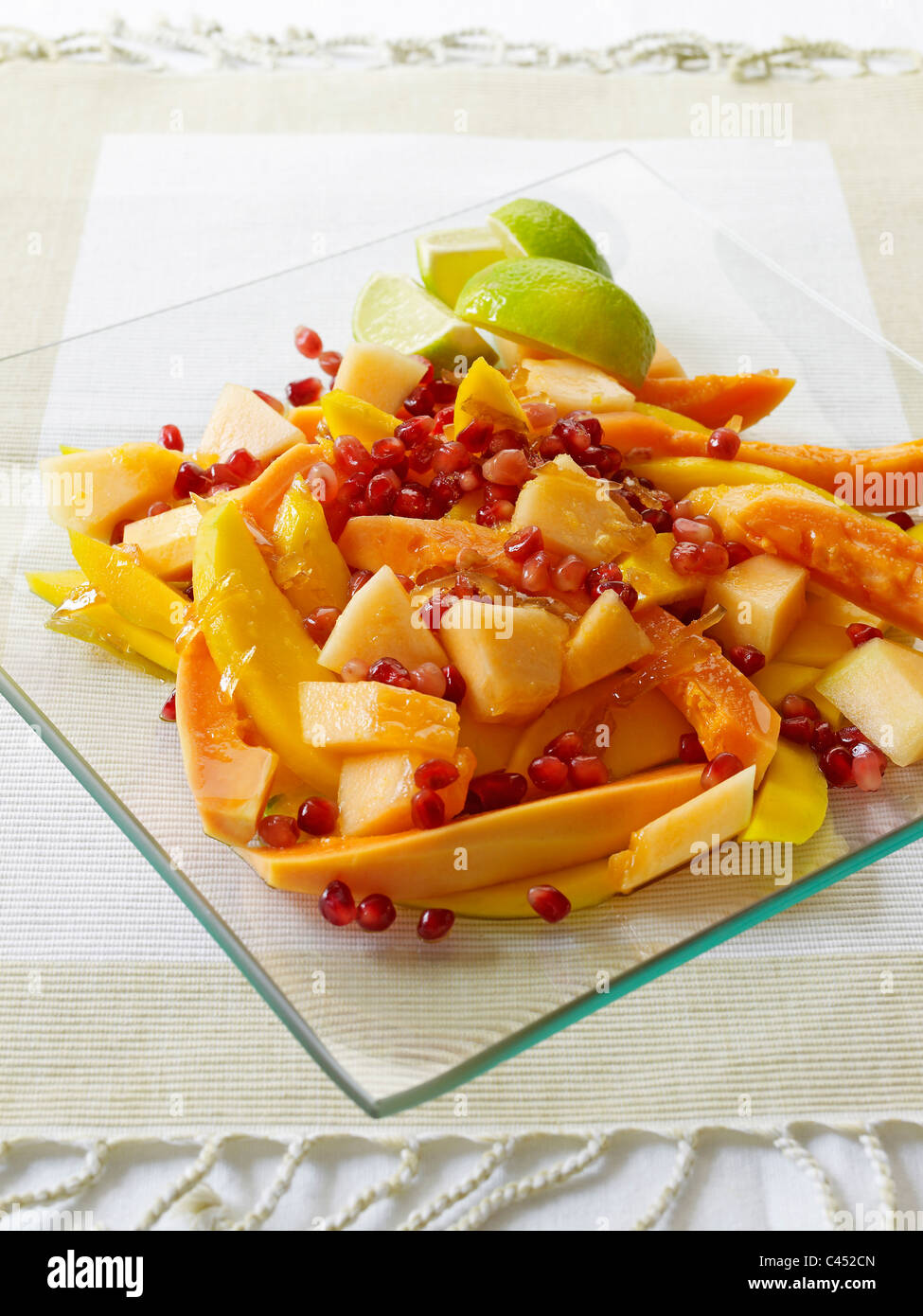 Mango-Papaya-Salat auf Platz Glas Schüssel, close-up Stockfoto