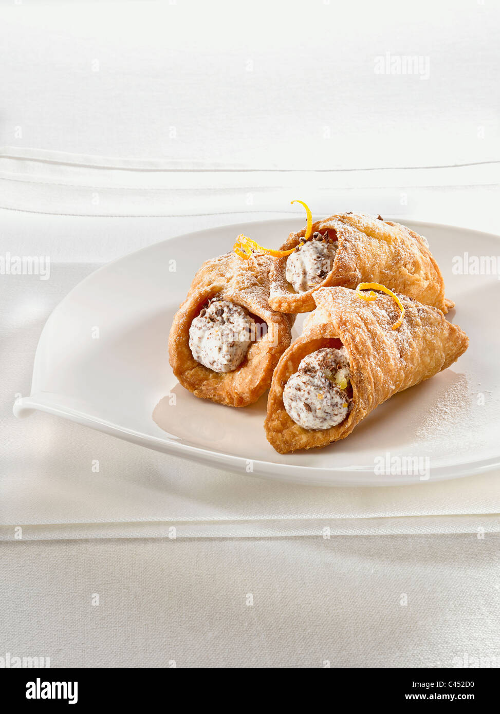 Cannoli auf Teller, Nahaufnahme Stockfoto