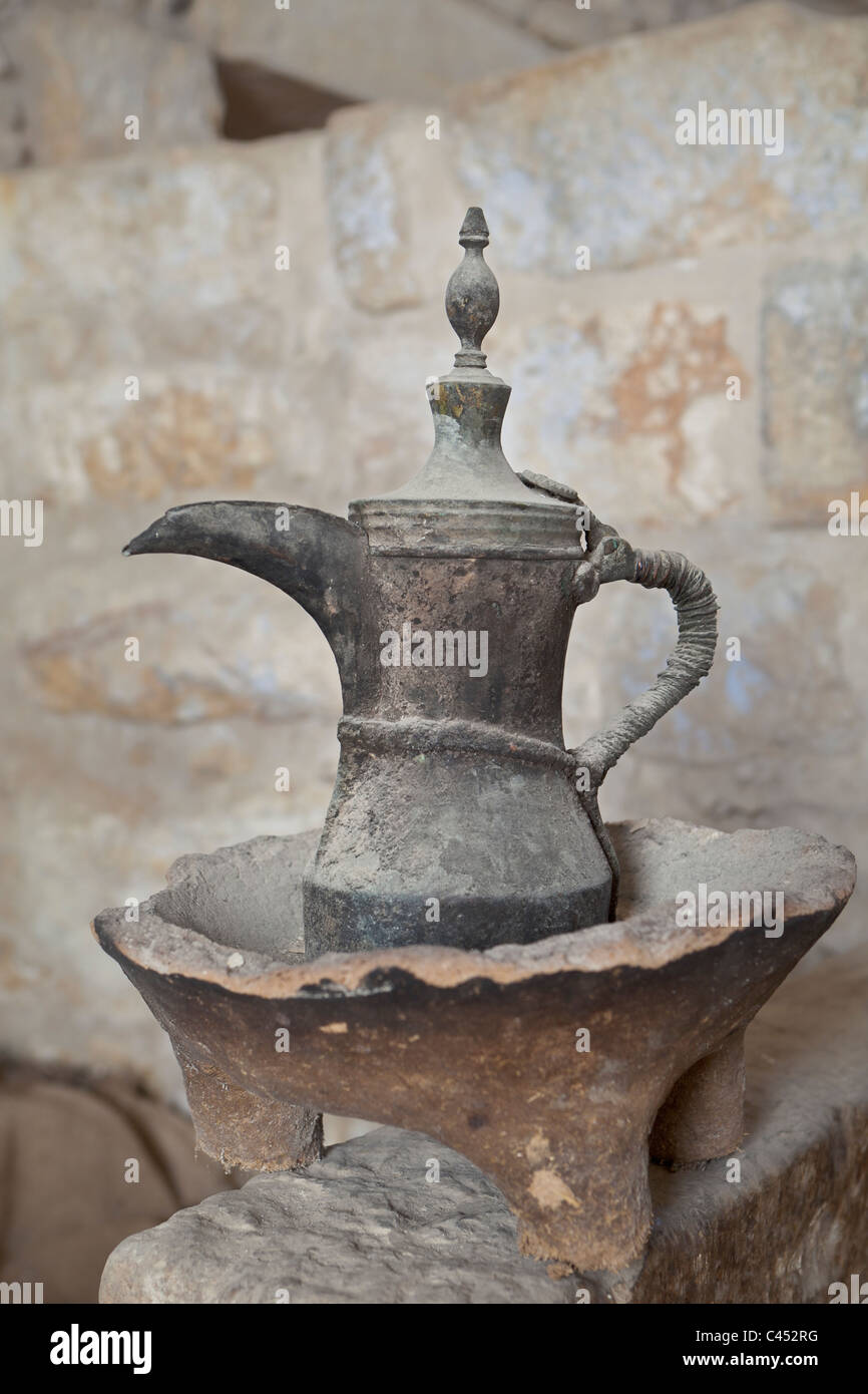 Beduinen-Ton-Herd und Messing Kaffee Topf Stockfoto