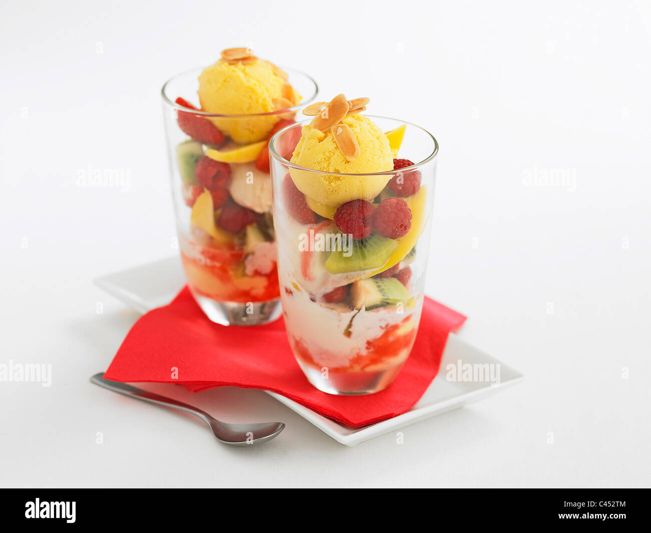 Zwei Gläser Eisbecher mit Früchten, Nahaufnahme Stockfoto