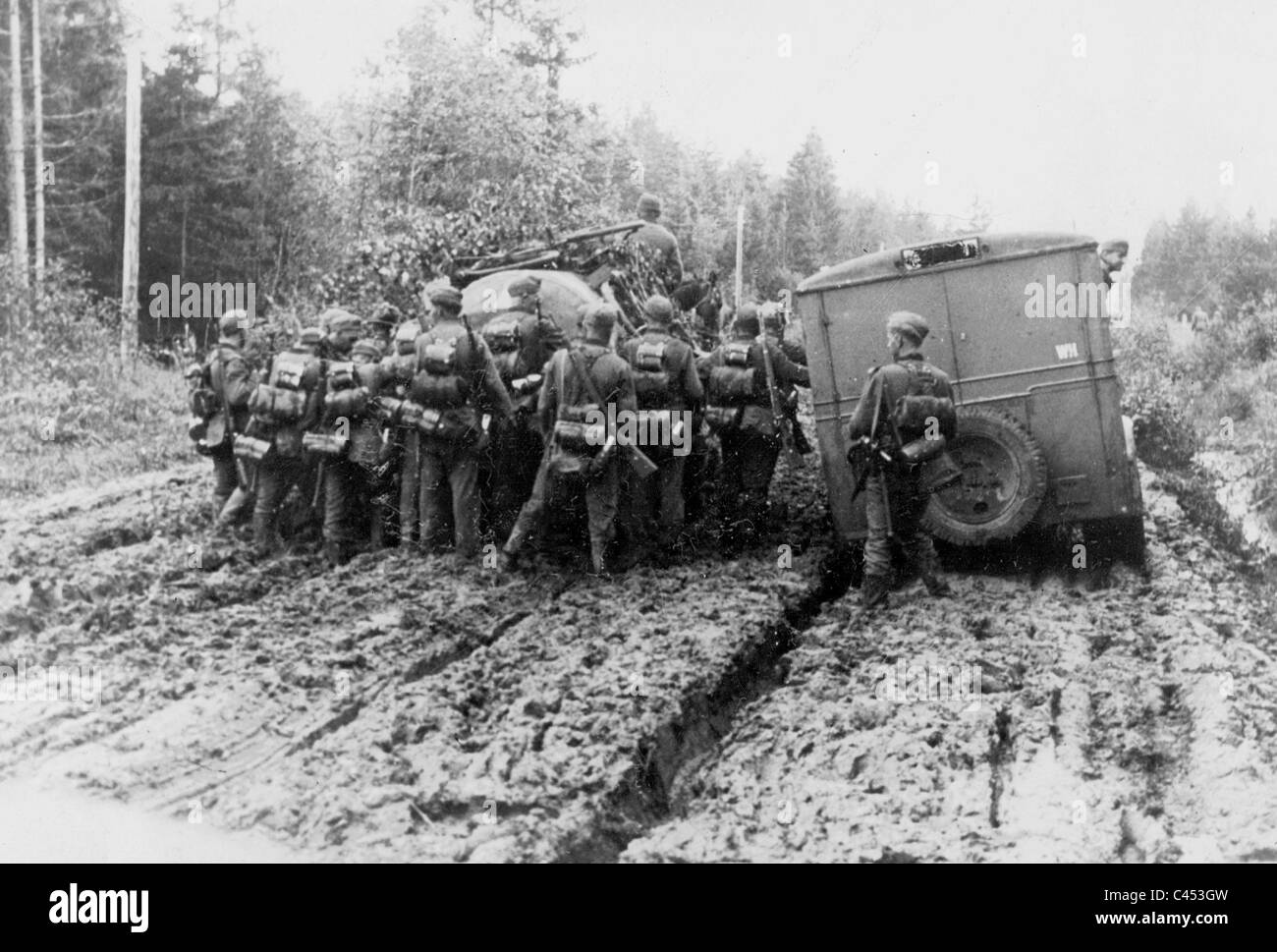 Militärfahrzeuge im Schlamm an der Ostfront, 1941 Stockfoto