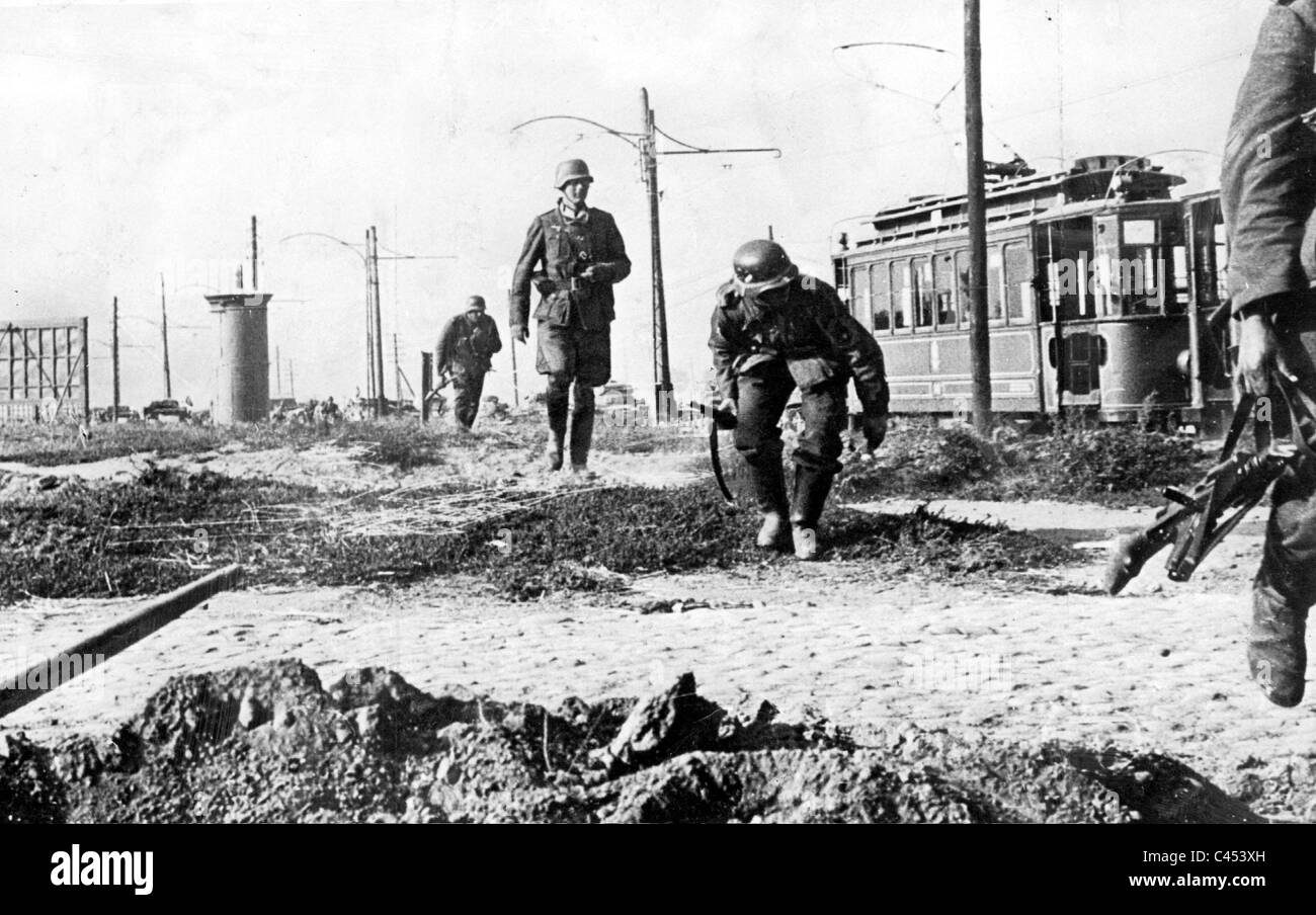 Deutsche Infanterie im Kampf über Warschau, 1939 Stockfoto