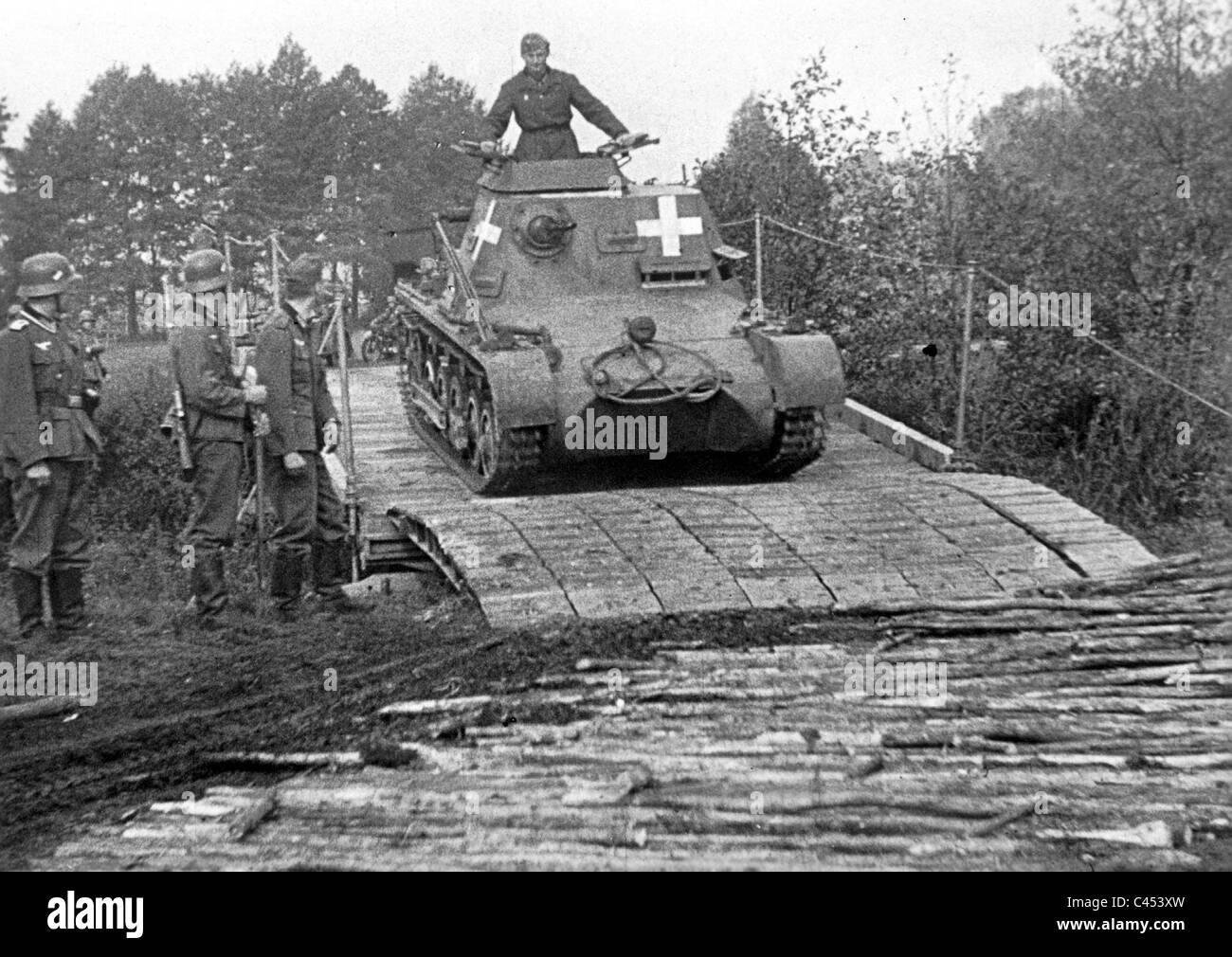 Deutscher Panzer IB kreuzt eine Behelfsbrücke, 1939 Stockfoto