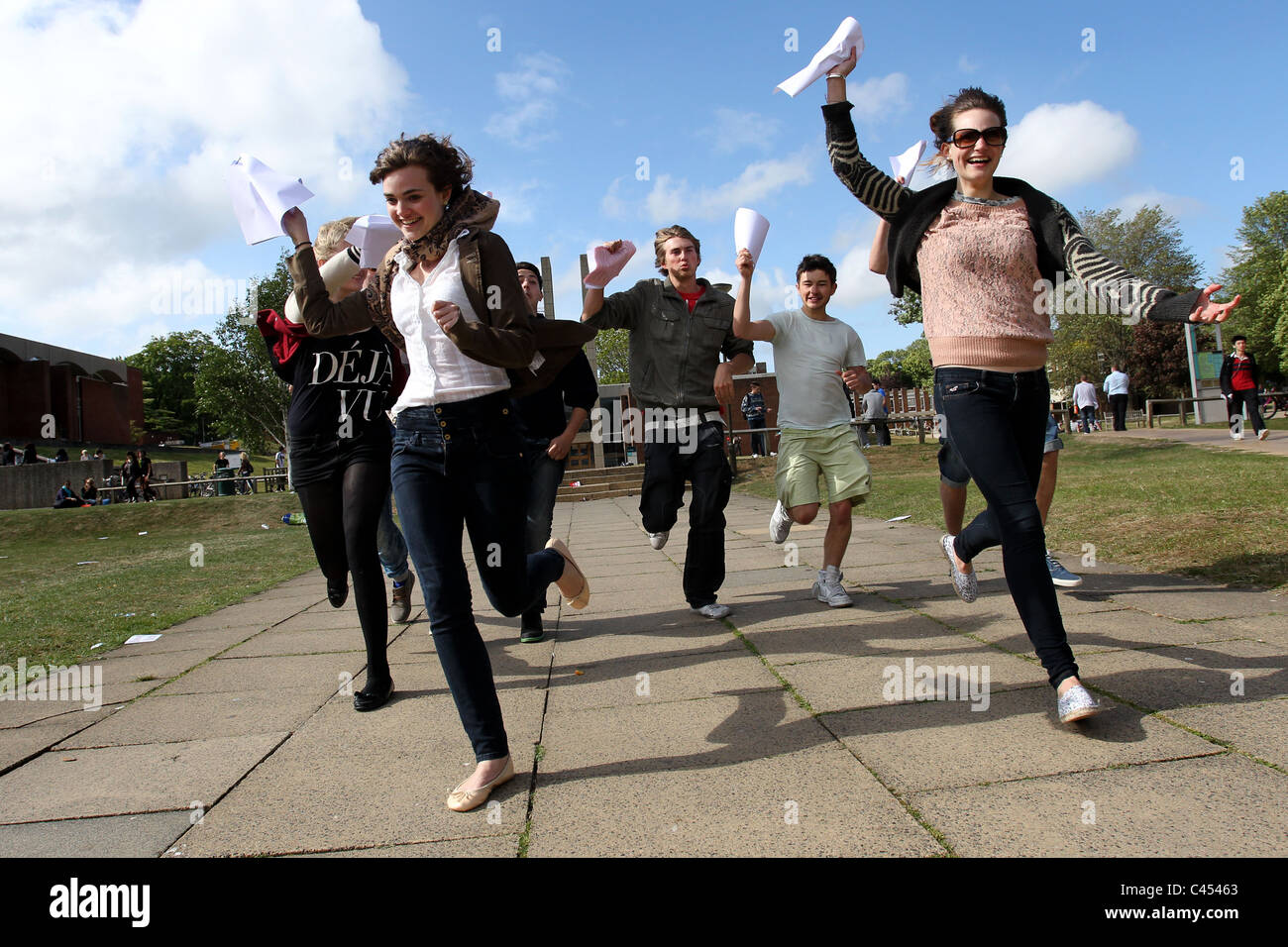 Studenten der Universität ausgeführt, um hand in ihre Abschlussarbeit Papiere auf Termin-Tag an der Sussex University, Brighton, UK. Stockfoto