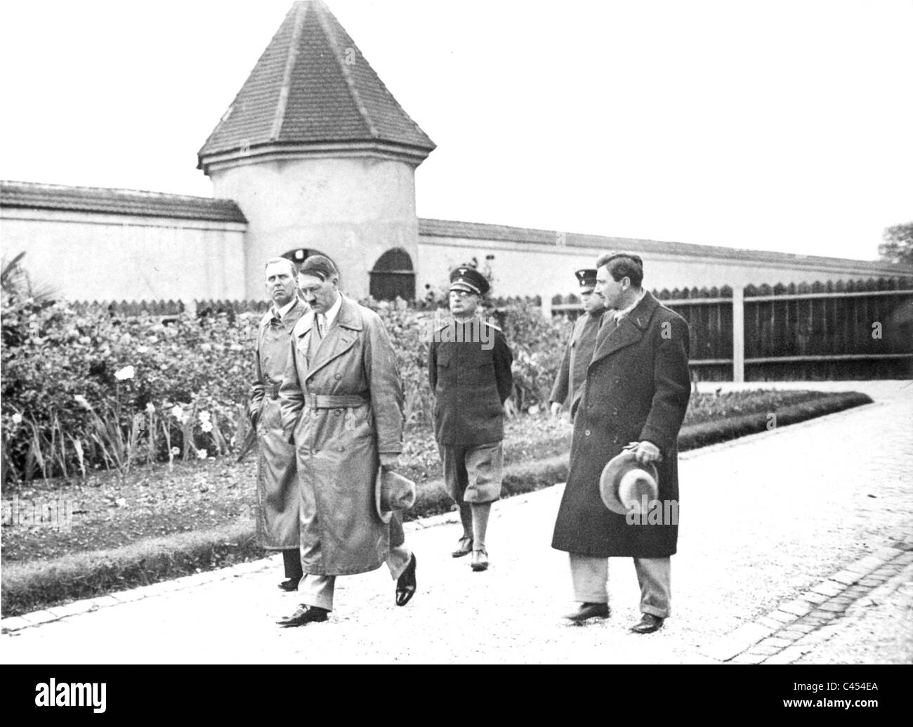 Julius Schaub, Adolf Hitler und Emil Maurice in Landsberg, 1934 Stockfoto