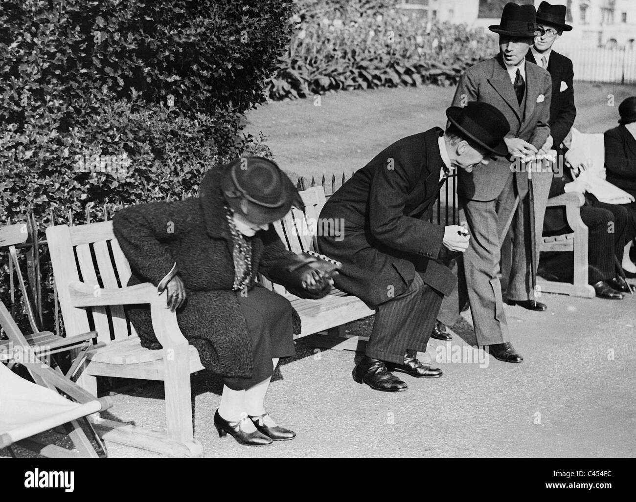 Arthur Neville Chamberlain und seine Frau Prüfung sitzen im St. James Park, 1937 Stockfoto