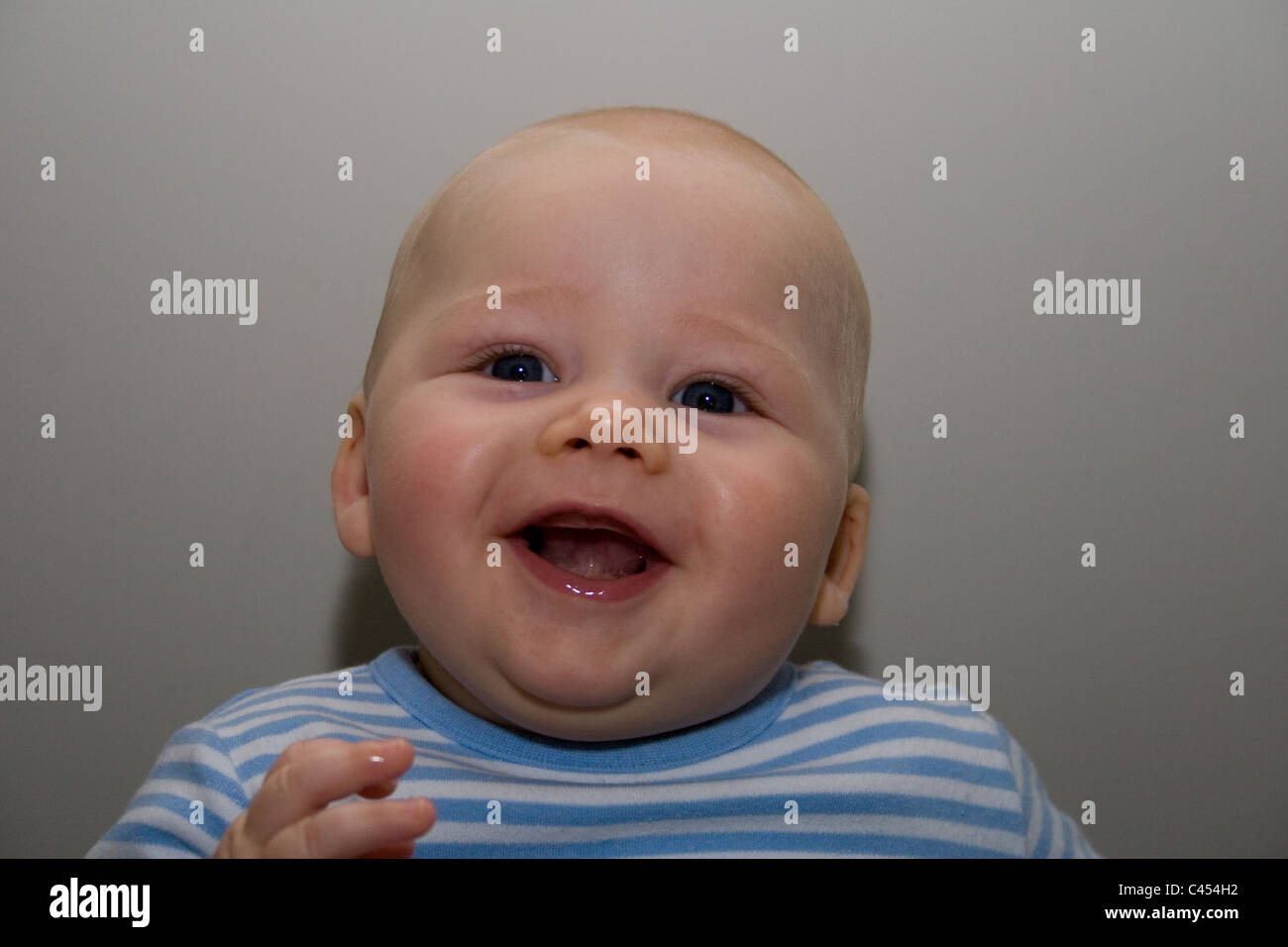 Baby Boy lachen - über fünf 5 sechs 6 Monate alt Porträt Porträtmalerei Kind junge Stockfoto