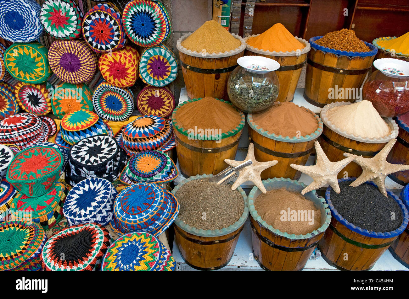Ägypten, Aswan, Souk, verschiedene Kappen und Gewürze am Marktstand, Nahaufnahme Stockfoto
