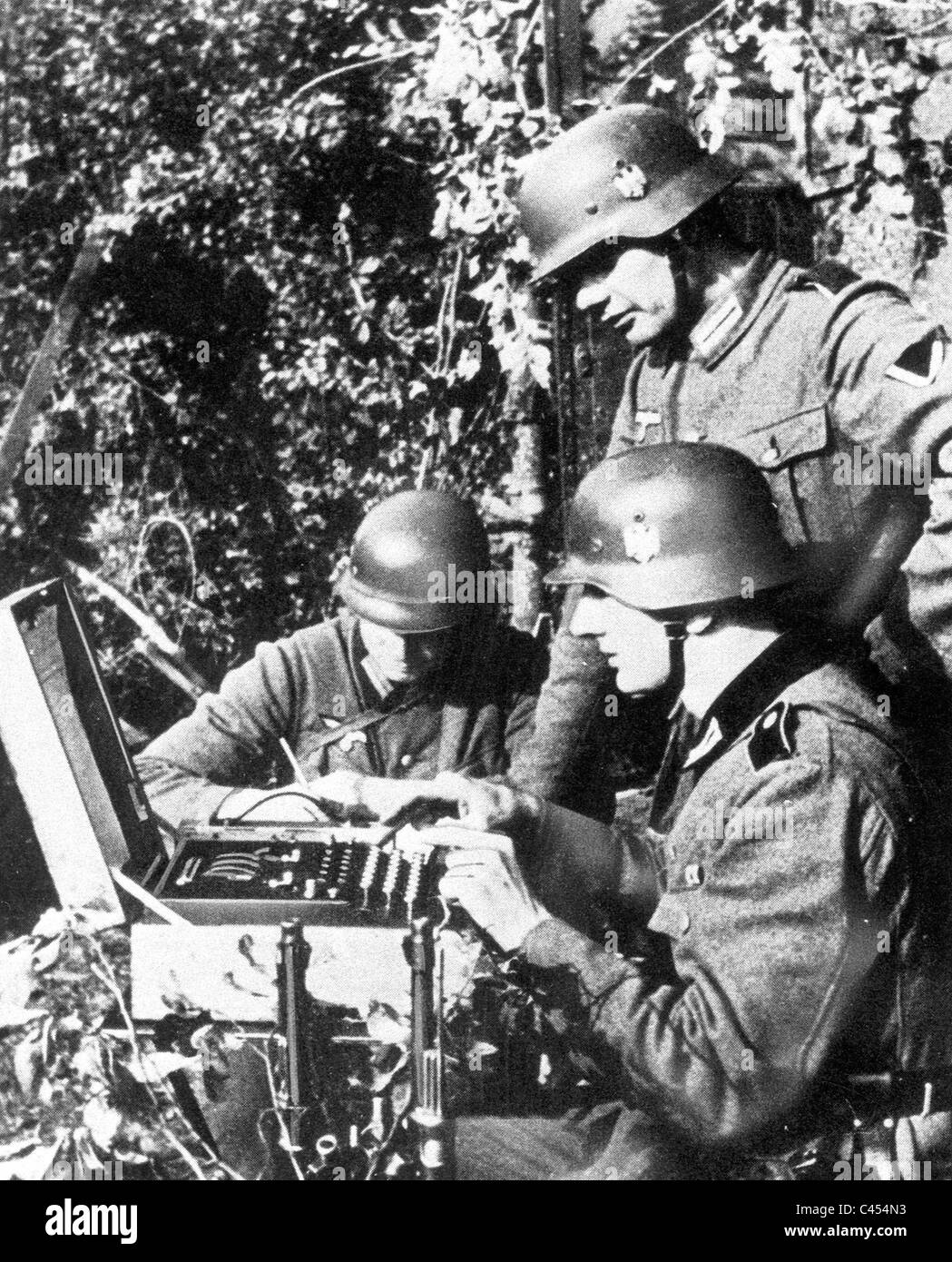 Deutsche Soldaten an der Enigma-Maschine Stockfoto