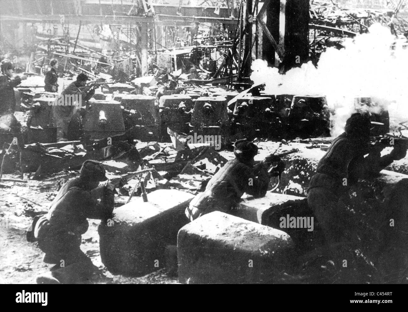 Sowjetische Soldaten kämpfen in einer Fabrikhalle in Stalingrad, 1942 Stockfoto