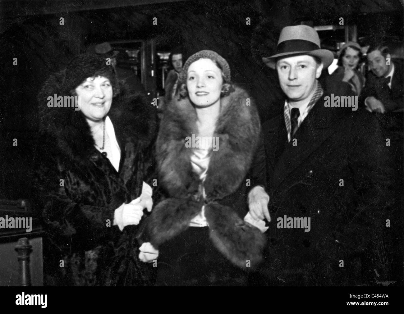 Marlene Dietrich mit ihrer Mutter und ihrem Ehemann, Rudolf Sieber, auf den Zoo Bahnhof (Berlin) Stockfoto