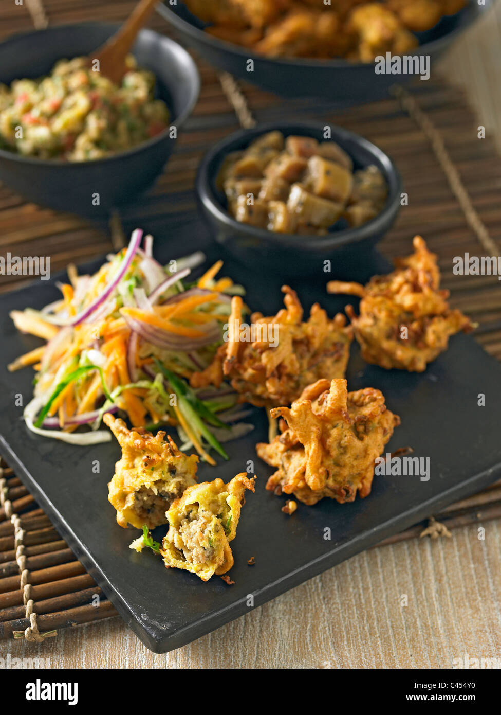 Pakora mit Salat auf Teller legen, Mat, Nahaufnahme Stockfoto