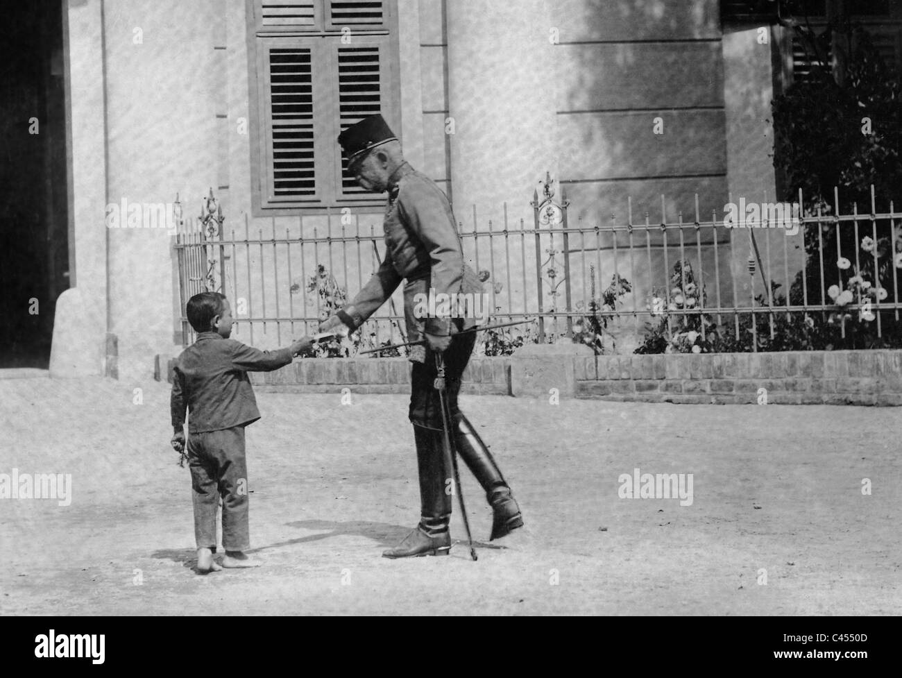 Kaiser Franz Joseph I mit einem kleinen Jungen Stockfoto
