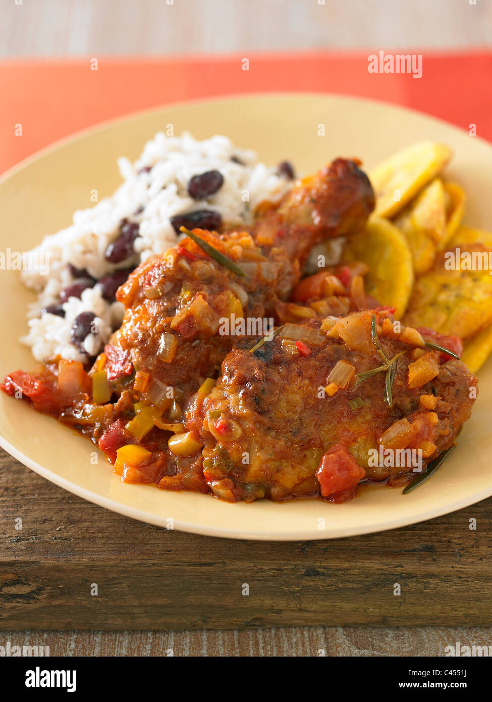 Teller mit Ruckhuhn mit Reis und Bohnen, close-up Stockfoto