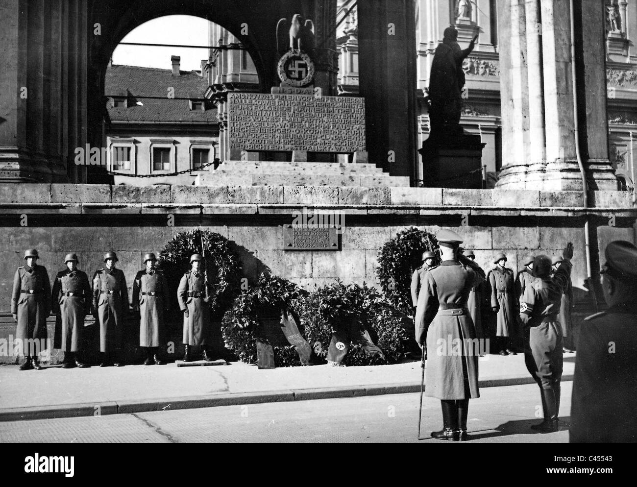 Kranzniederlegung am Mahnmal an der Feldherrnhalle in Erinnerung an das Bier Hall Putsch (Hitlerputsch), München 1941 Stockfoto