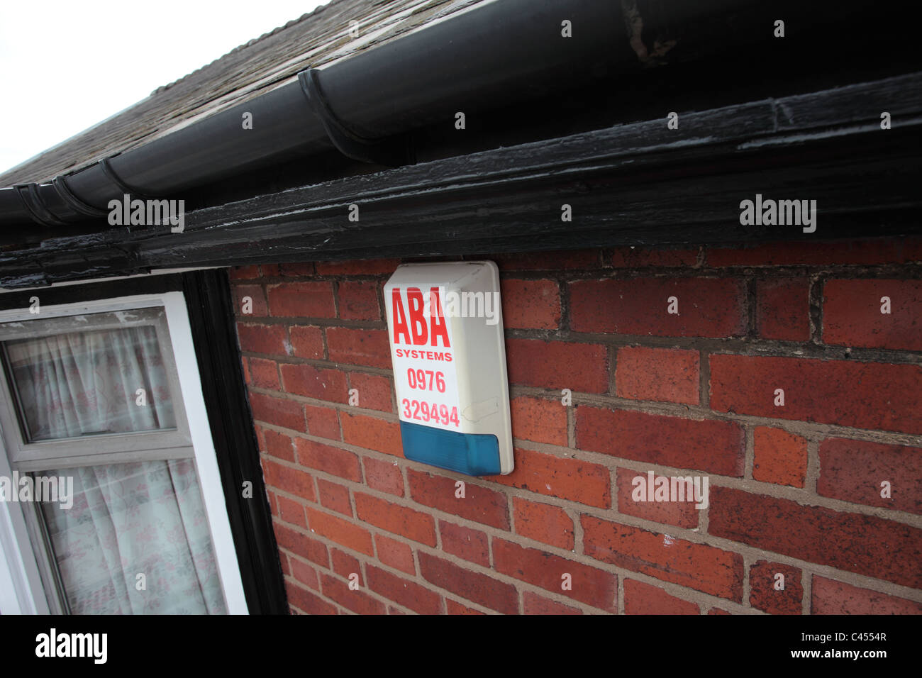 Alarmanlage in der Dachrinne eines Hauses Stockfoto