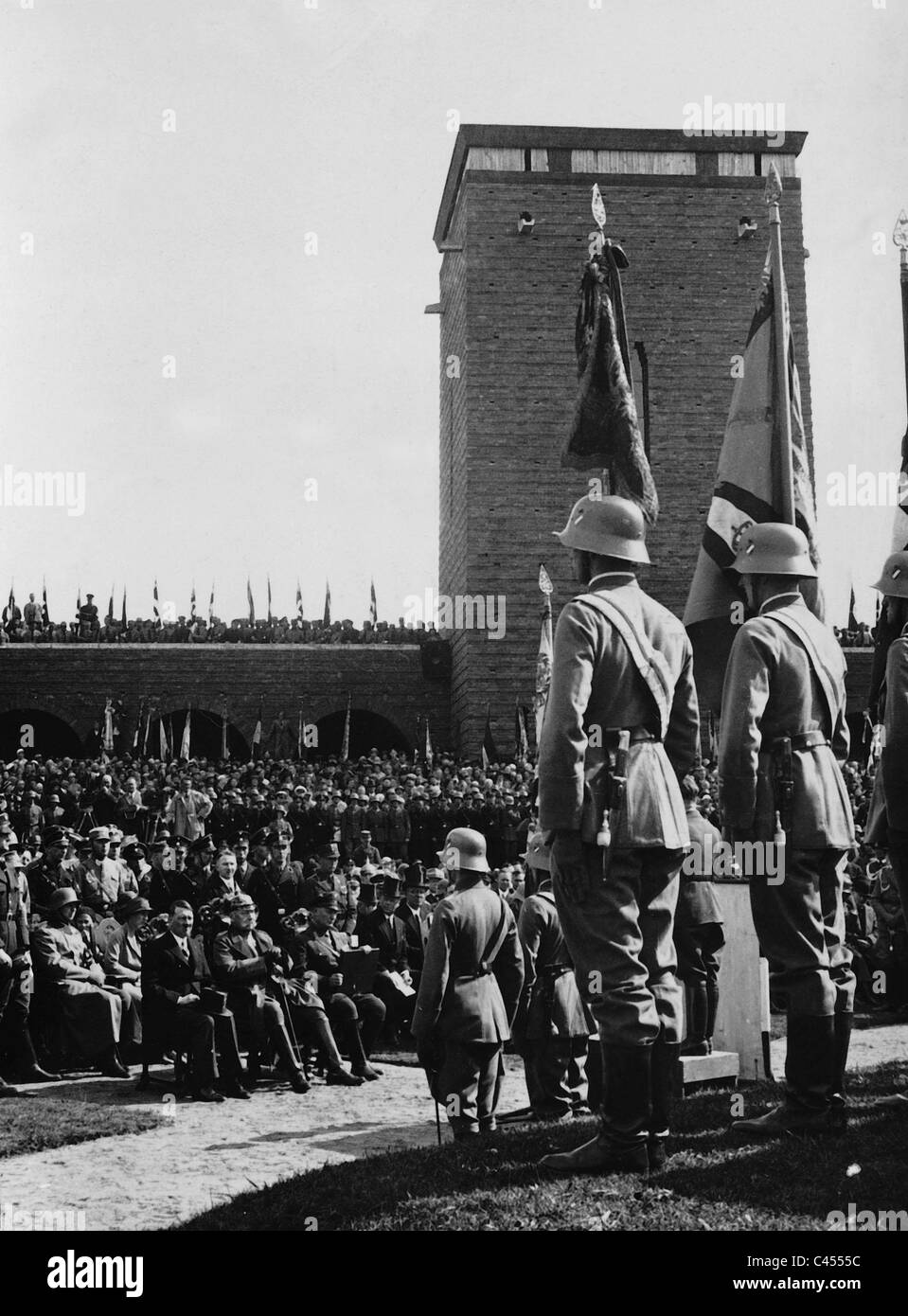 Adolf Hitler und Paul von Hindenburg bei der Einweihung des Tannenberg-Denkmals, 1933 Stockfoto