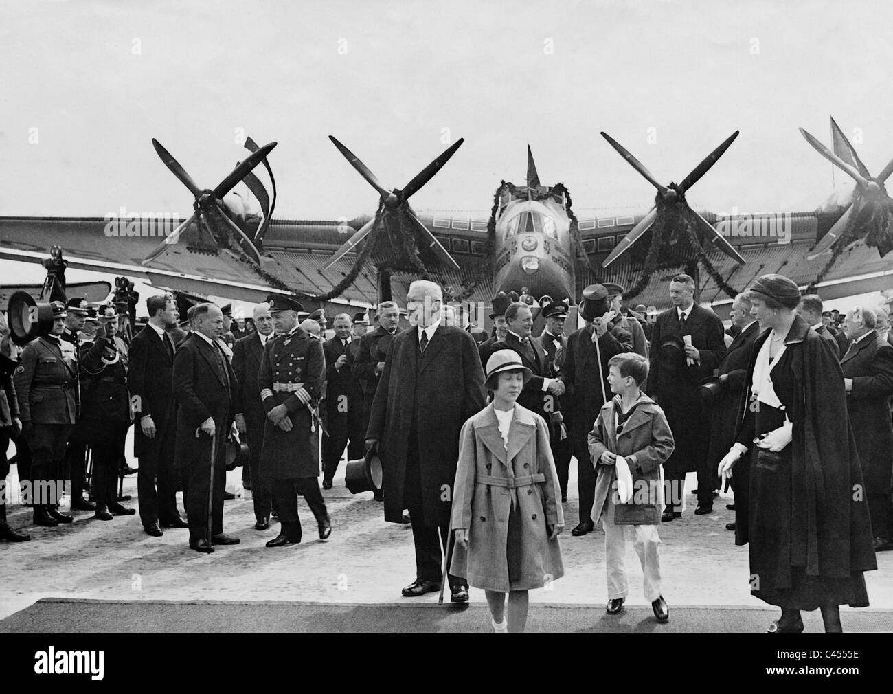 Paul von Hindenburg bei der Vorstellung von einer Junkers G-38, 1932 Stockfoto