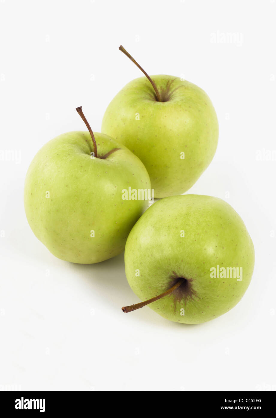 Granny Smith Äpfel auf weißem Hintergrund, Nahaufnahme Stockfoto