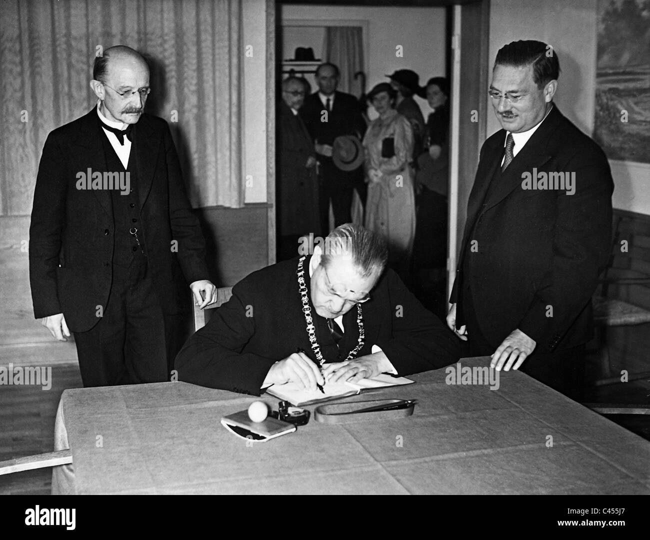 Max Planck, Carl Bosch und Peter Debye an der Kaiser-Wilhelm-Instituts für Physik, 1938 Stockfoto