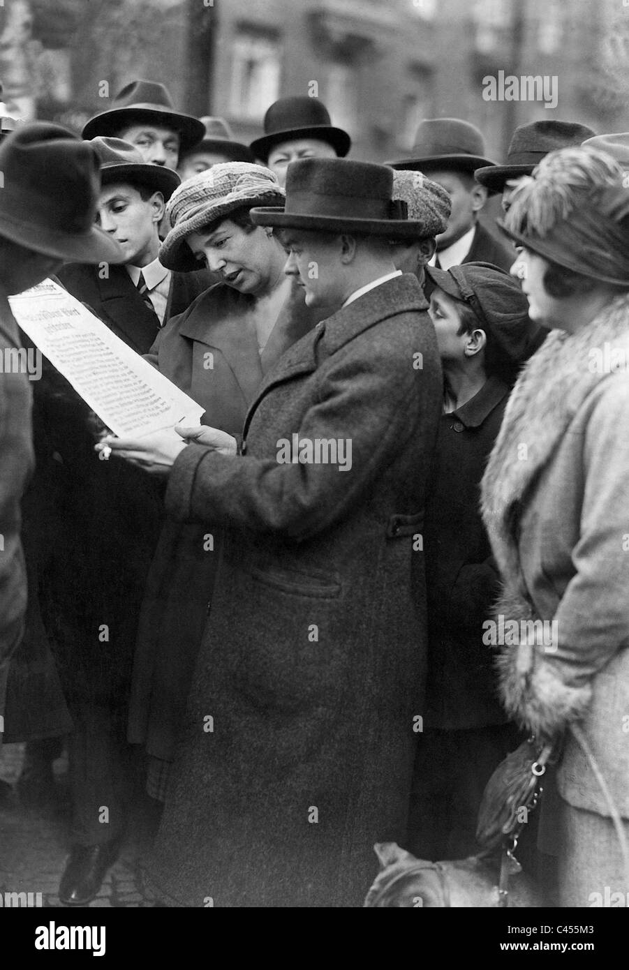 Zeitungsleser erfahren Sie mehr über den Tod von Friedrich Ebert, 1925 Stockfoto