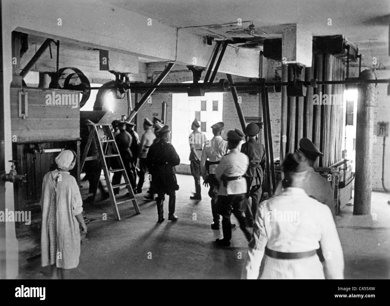 Deutsche besuchen ein Walzwerk in Russland 1942 Stockfoto