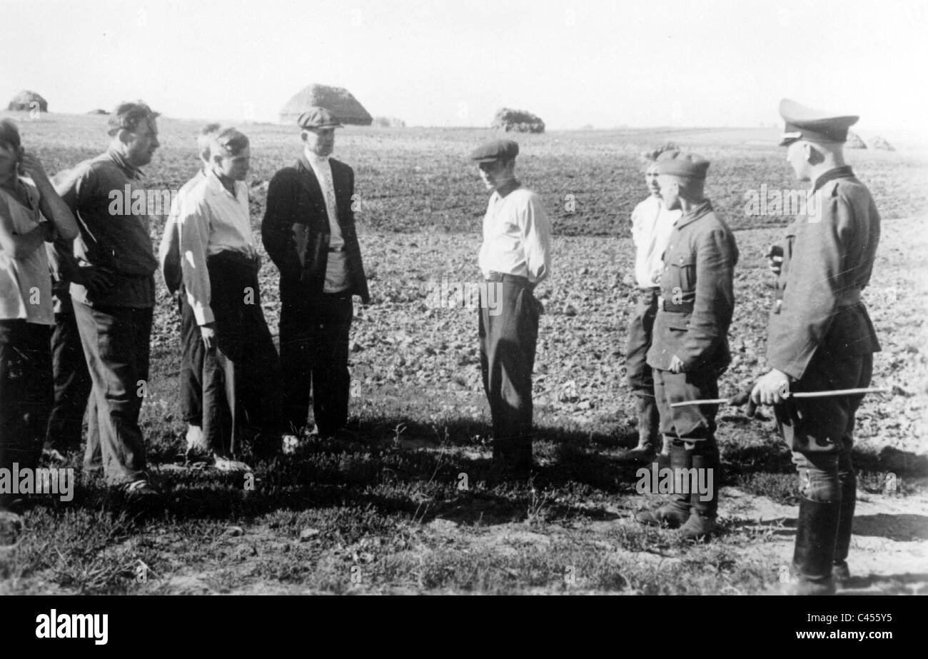 Deutschen landwirtschaftlichen Führer mit russischen Bauern, 1942 Stockfoto