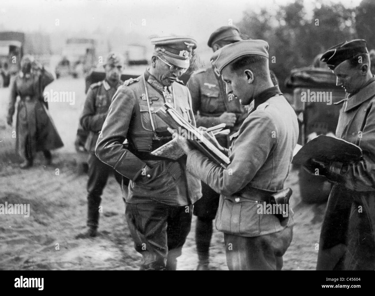 Heinz Guderian mit Soldaten an der Ostfront, 1941 Stockfoto