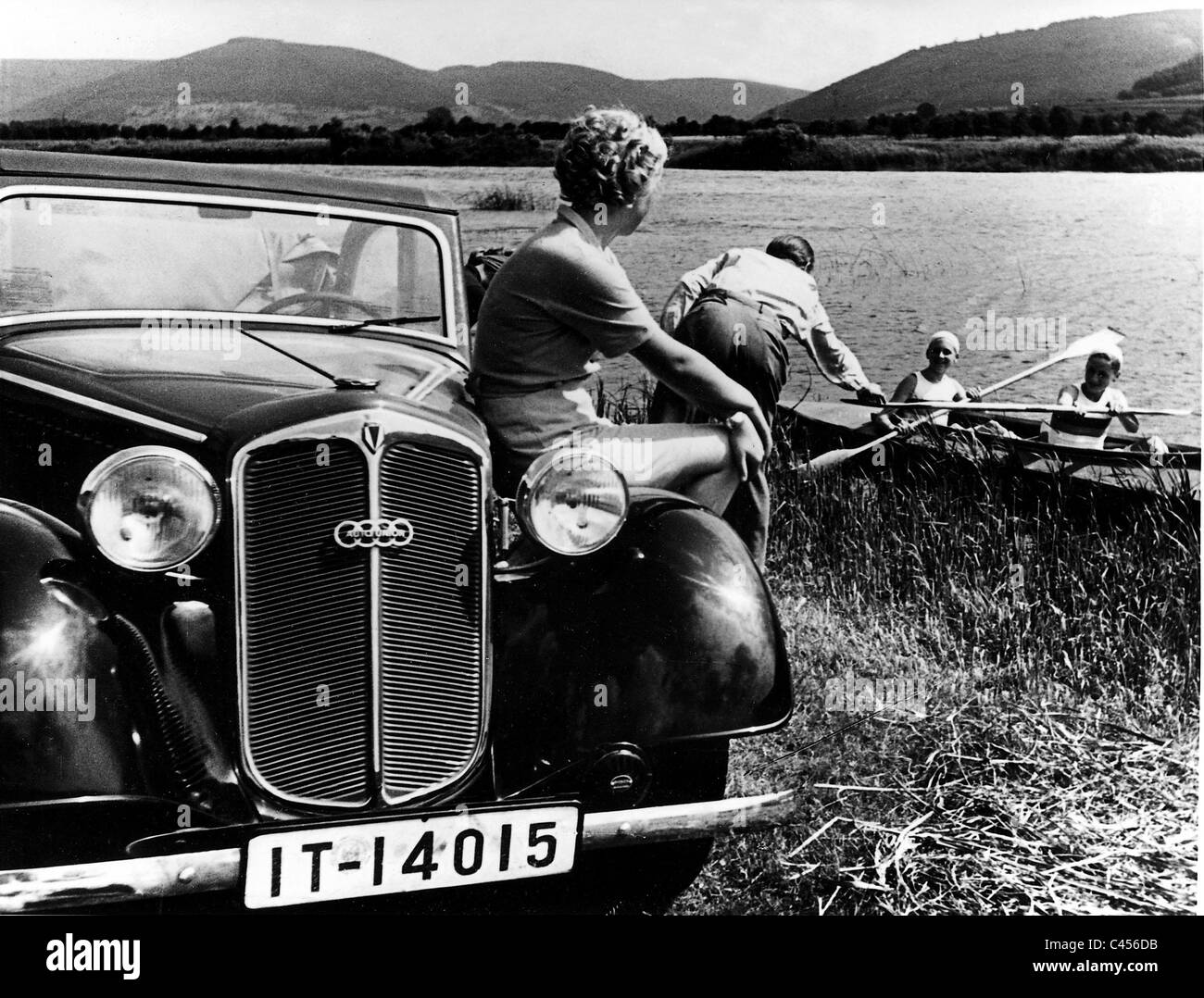 Wochenende-Gateway mit Auto und Falten Kajak, 1936 Stockfoto