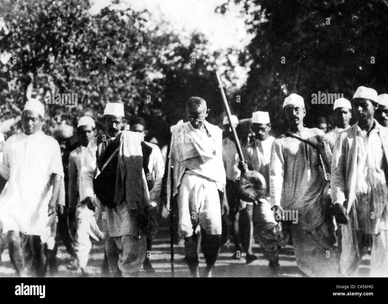 Beginn der "Salz-Marsch" von Mahatma Gandhi und seine Anhänger, 1930 Stockfoto