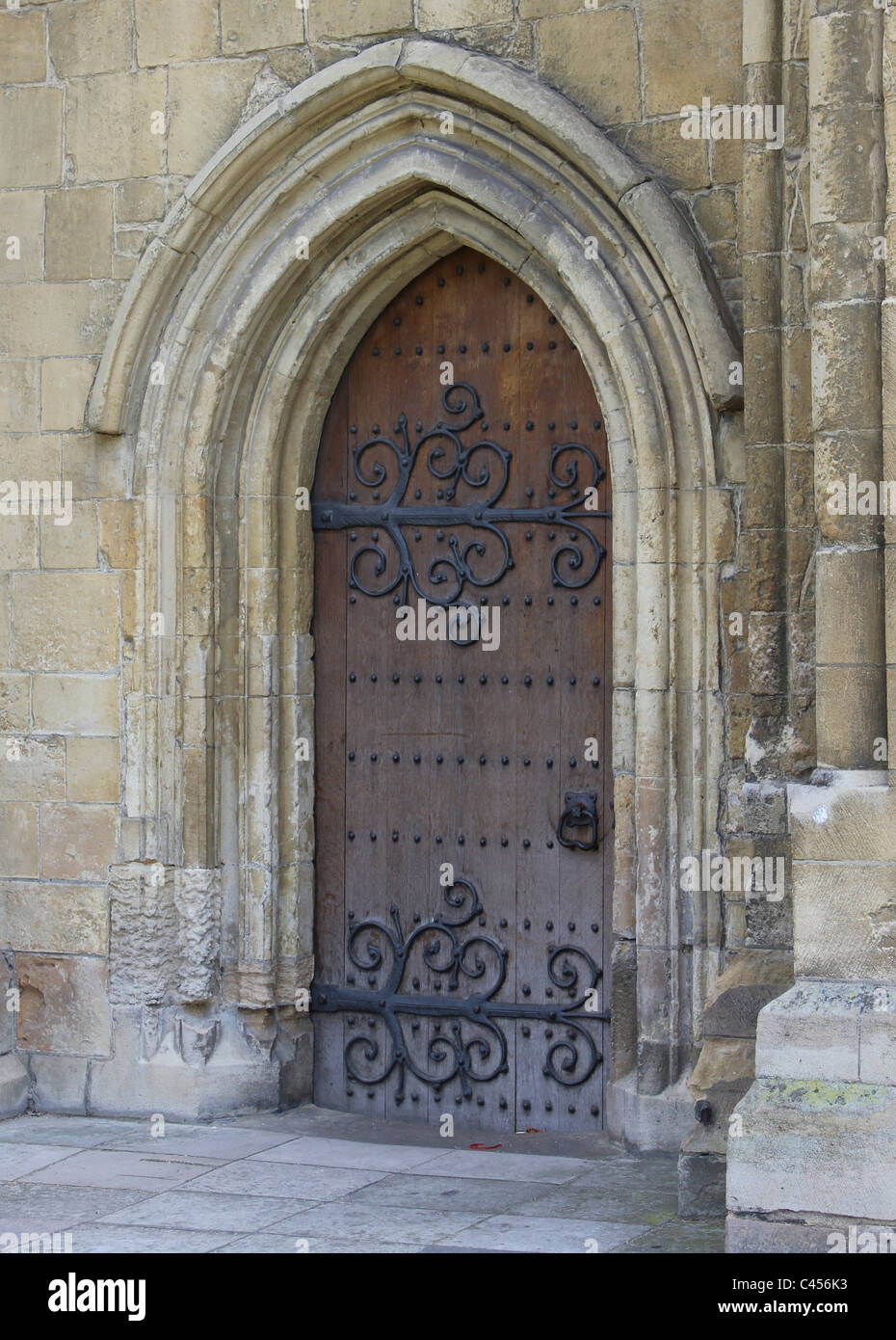 Tür in Rochester Kathedrale, Kent Stockfoto