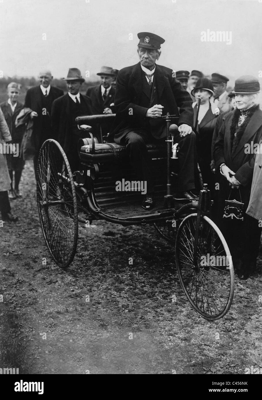 Carl Friedrich Benz in der Benz-Motorwagen aus dem Jahr 1885, 1925 Stockfoto