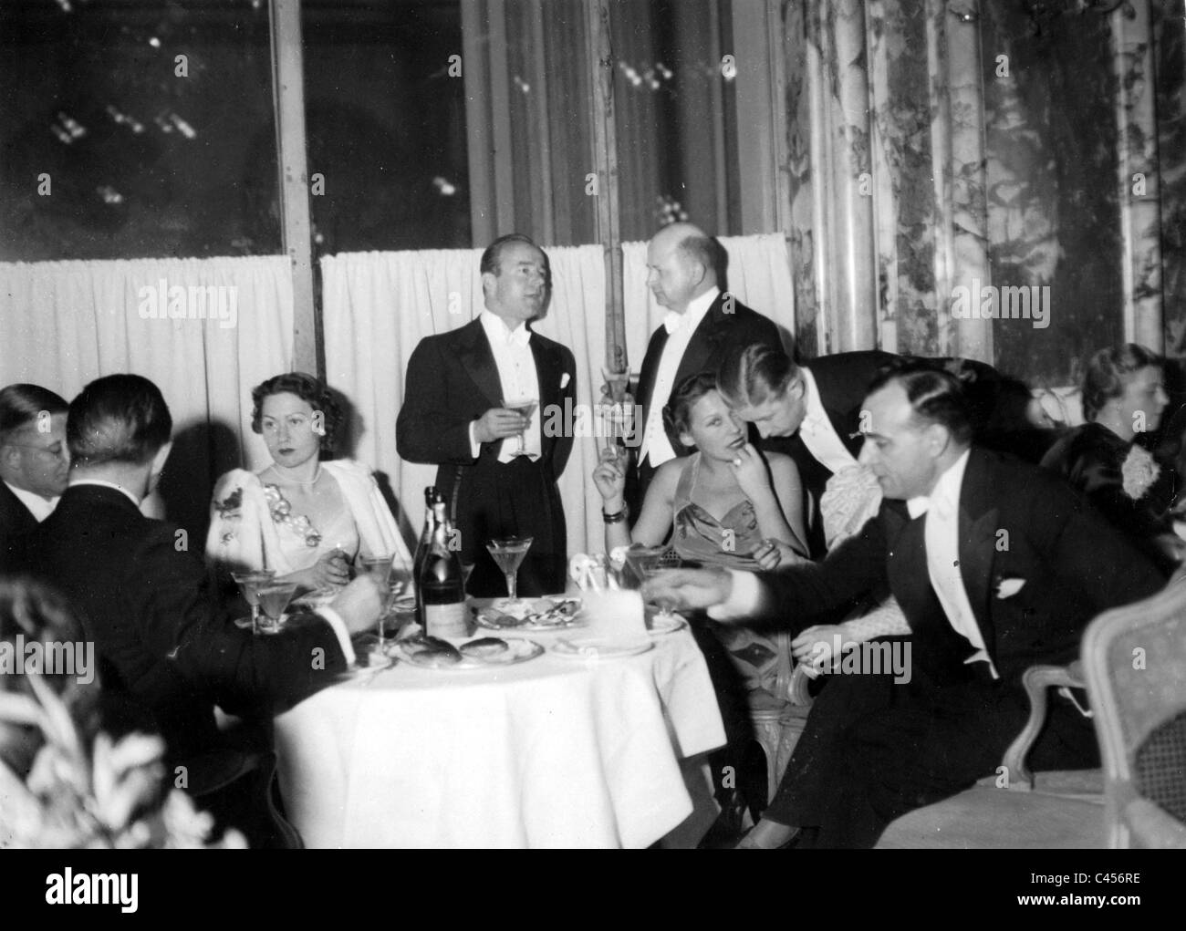 Heinz Ruehmann mit Heli Finkenzeller und Leni Mahrenbach bei einem Empfang, 1937 Stockfoto