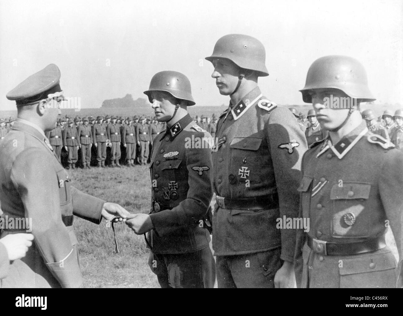 Artur Axmann verleiht "Armbänder" eine SS-Panzer-Division "Hitlerjugend" Stockfoto