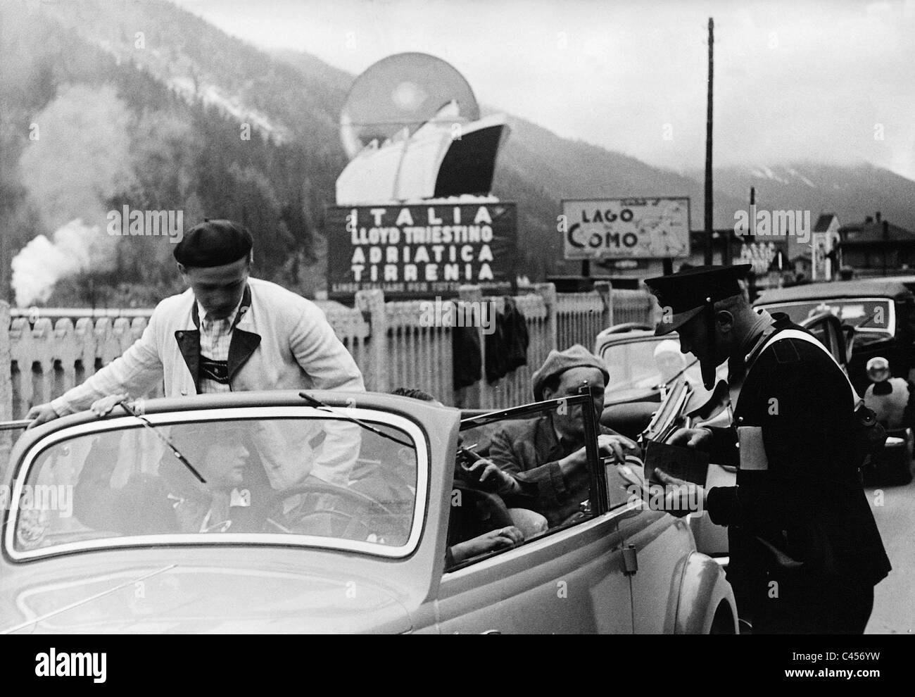 Italienische Grenzsoldaten bei der Passkontrolle in Brenner, 1938 Stockfoto