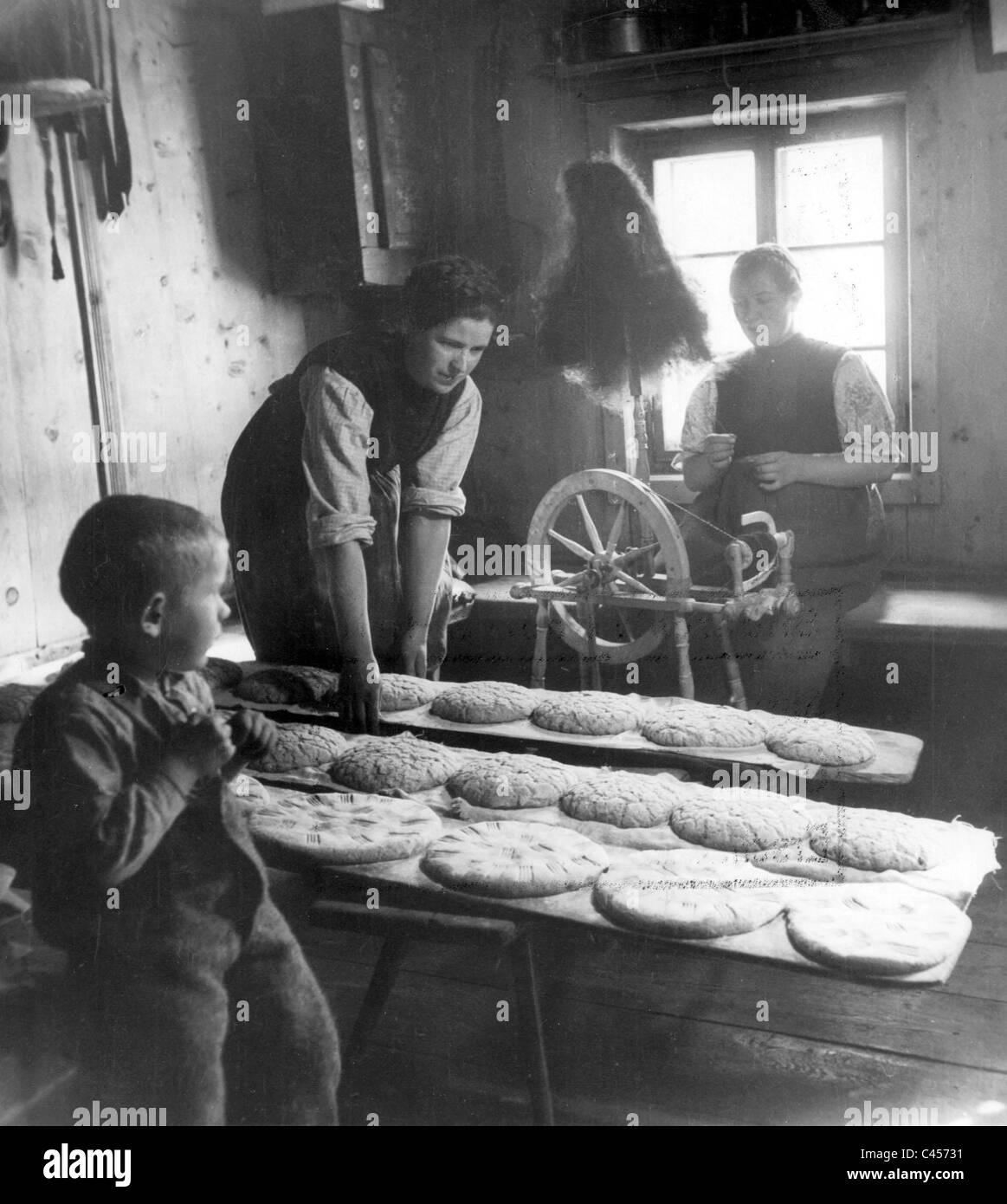 Bäuerin beim Brotbacken, 1939 Stockfoto