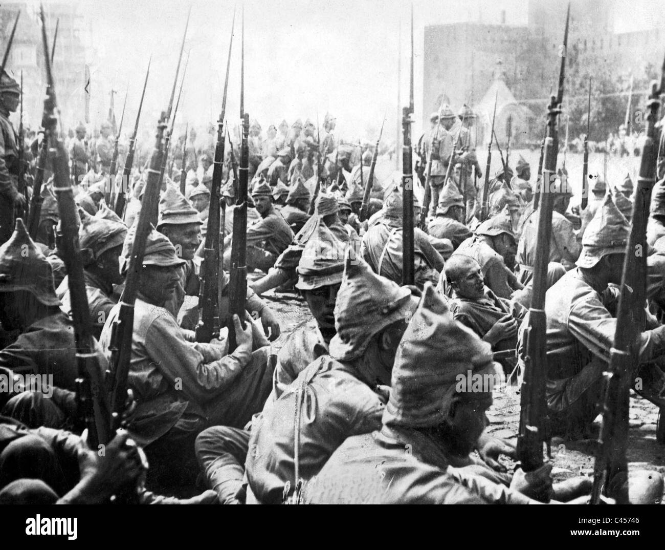 Russische Soldaten warten auf dem Roten Platz vor dem Kreml den Start der parade Stockfoto